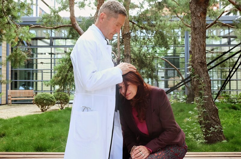 Rolf Kaminski (Udo Schenk, l.); Vera Bader (Claudia Wenzel, r.) – Bild: MDR/​Saxonia Media/​Kiss