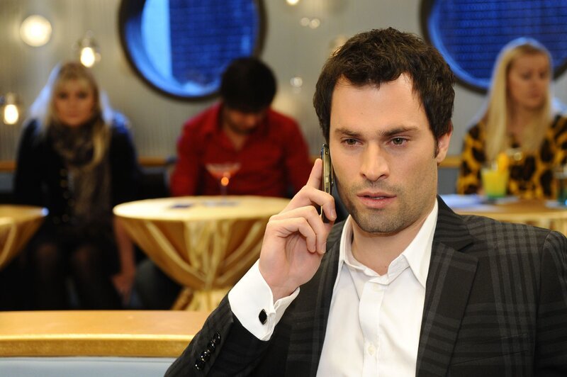 Steve Welder (Peter Windhofer) hat Sehnsucht nach Anna. – Bild: SAT.1 /​ Oliver Ziebe