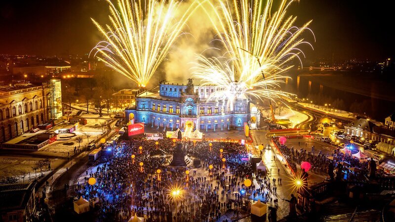 Dann verwandelt sich die Dresdner Semperoper erneut in den schönsten Ballsaal der Welt. – Bild: ZDF und MDR/​Semper Opernball/​Toni Kretschmer
