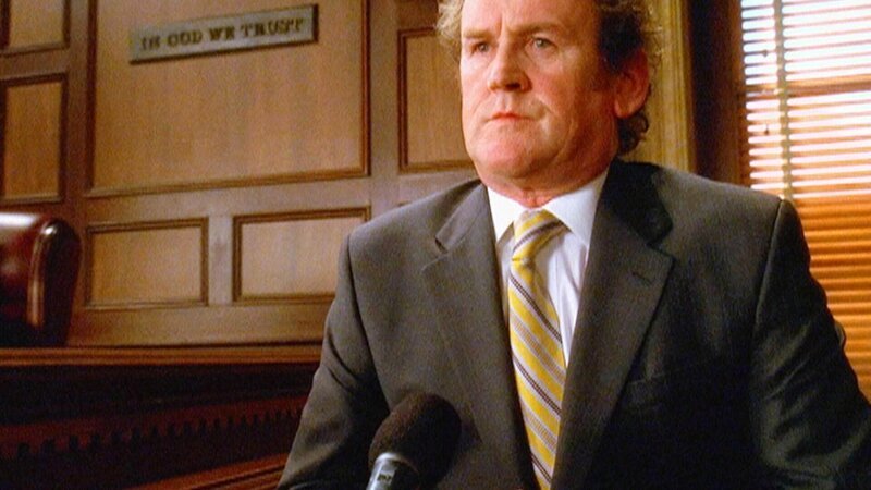 Richter Harold Gilbert (Colm Meaney) sitzt auf der Anklagebank. Hat er das Opfer wirklich umgebracht? – Bild: RTL /​ NBC Universal /​ Will Hart