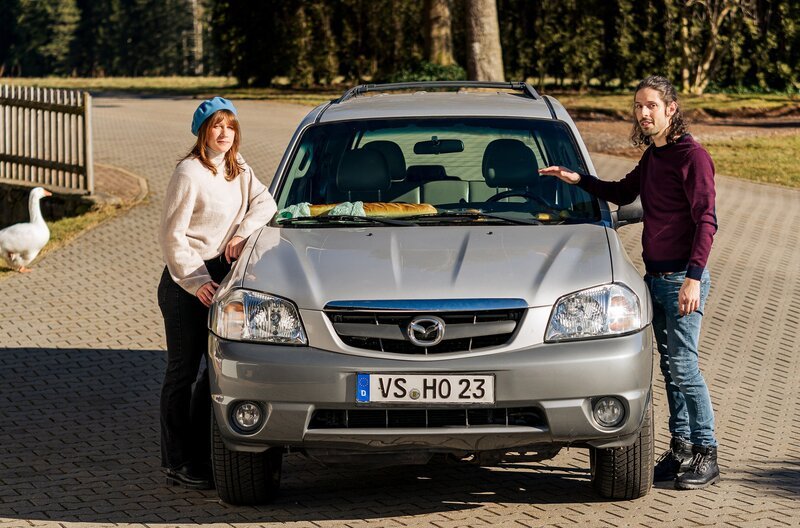 Celine (Ana-Carolina Kleine) und Albert (Alessio Hirschkorn) kehren nach ihrem romantischen Kurzurlab auf den Fallerhof zurück. – Bild: SWR/​Christian Koch