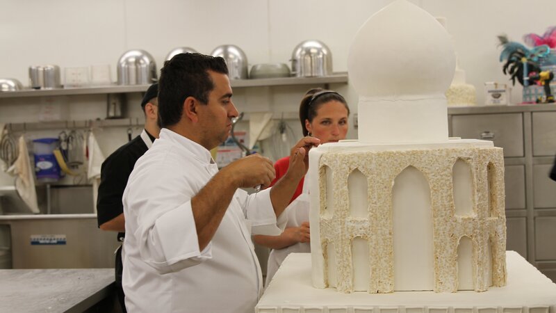 Buddy Valastro, Liz and Ralph working on Taj Mahal cake. – Bild: High Noon Entertainment
