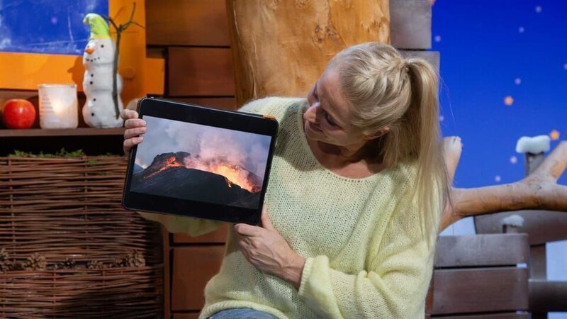 Singa erklärt was passiert, wenn ein Vulkan ausbricht. – Bild: KiKA