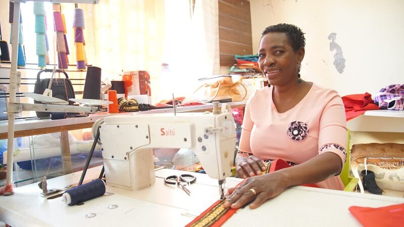 Für viele Frauen der Herero in Namibia ist das Nähen ihrer traditionellen Kleidung ein Broterwerb. – Bild: ZDF und Heiko Boldt