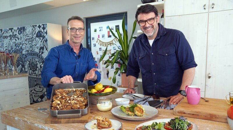 Kräfte sammeln, das Immunsystem stärken: Zu diesem Motto gibt es vom NDR Fernsehkoch Tarik Rose Rezepte mit frischem Gemüse, Fisch und Hülsenfrüchten. Für die Zubereitung der Rezepte holt er sich kompetente Küchenhilfe an den Herd: Dr. Matthias Riedl. – Bild: NDR/​dmfilm/​Florian Kruck