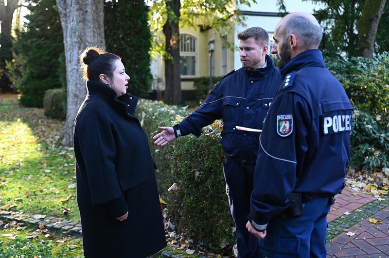 Vor den Augen ihres Sohnes zieht sich die Schlinge um Vanessas (Julia Augustin) Hals zu. – Bild: RTL /​ Julia Feldhagen /​ Handschellen für Mama