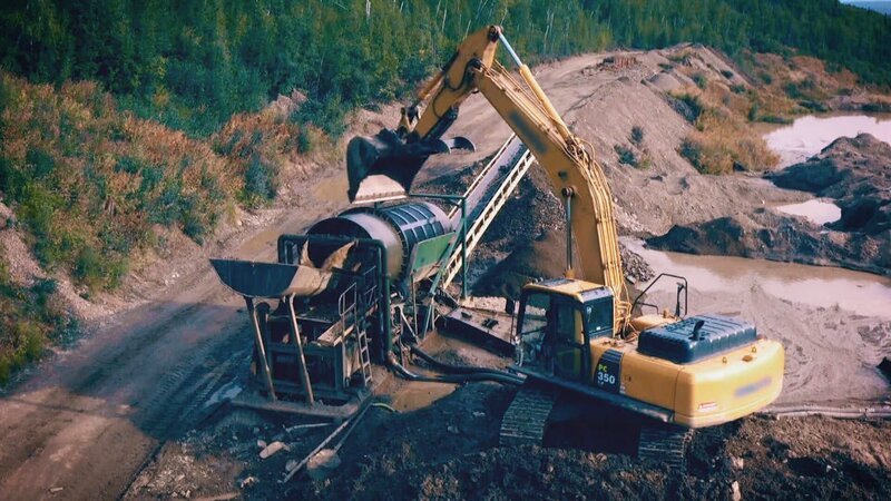 Freddy Dodge und Juan Ibarra nehmen zweieinhalb Stunden südlich von Dawson City die Ausrüstung des Teams unter die Lupe. – Bild: Warner Bros. Discovery
