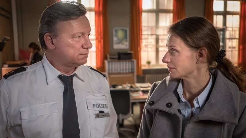 Josefine Haller (Marie Rönnebeck, r.) erzählt ihrem Vater Wolf Haller (Hannes Hellman, l.) von den Drohungen gegen sie. – Bild: ZDF und Boris Laewen