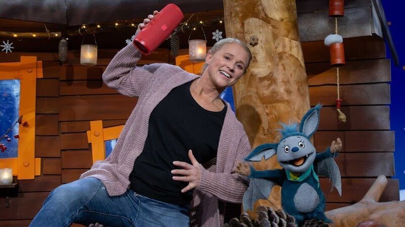 Gegen Fidis Langeweile spielen Singa und Fidi Stopptanz. Die Musik läuft – stoppt sie, darf man sich nicht mehr bewegen. Wer das wohl am besten kann? – Bild: KiKA