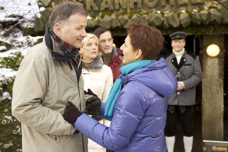 Dr. Roland Heilmann (Thomas Rühmann, vorn links) überrascht seine Frau Pia (Hendrikje Fitz, vorn rechts) mit einem Besuch in einer alten Höhle. Der Ort hat eine besondere Bedeutung für die beiden. Sie waren früher schon einmal dort, nachdem sie sich kennengelernt hatten. Dort lernen sie Valerie Hoppe (Eva Habermann) und ihren Freund Uwe Fink (Sönke Möhring) kennen. Auch Uwe hat eine Überraschung für seine Freundin Valerie geplant. – Bild: MDR/​Rudolf Wernicke