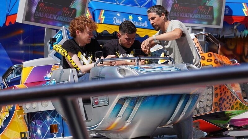 Dosenwerfen extrem! Bringen Cem (Mitte) und Jona (links) den Dosenturm während der Fahrt auf dem Break Dancer zum Fall? – Bild: ZDF/​Katharina Barnick