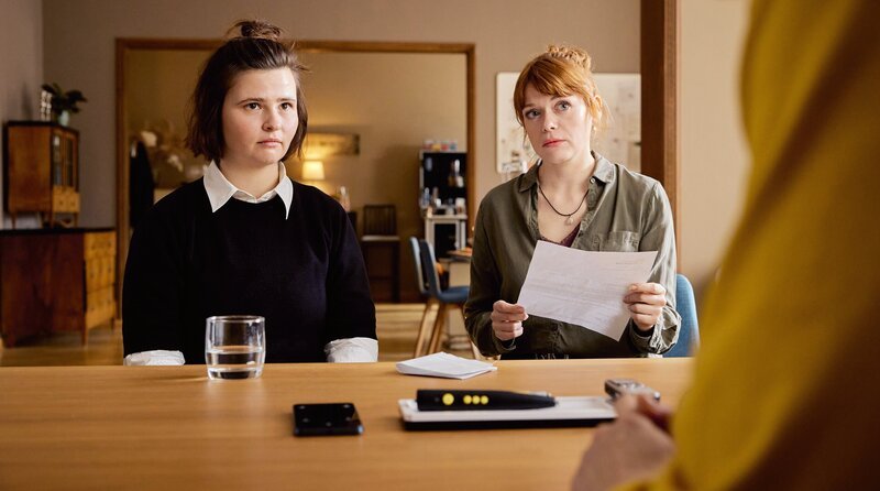 Die junge Bestatterin Luca Reuter (Lisa Hrdina, l.), die der Erbschleicherei verdächtigt wird und in der Kanzlei Hilfe sucht, hat das Mitgefühl von Tilly Vogel (Sina Reiß, r.). – Bild: ARD/​Rudolf Wernicke