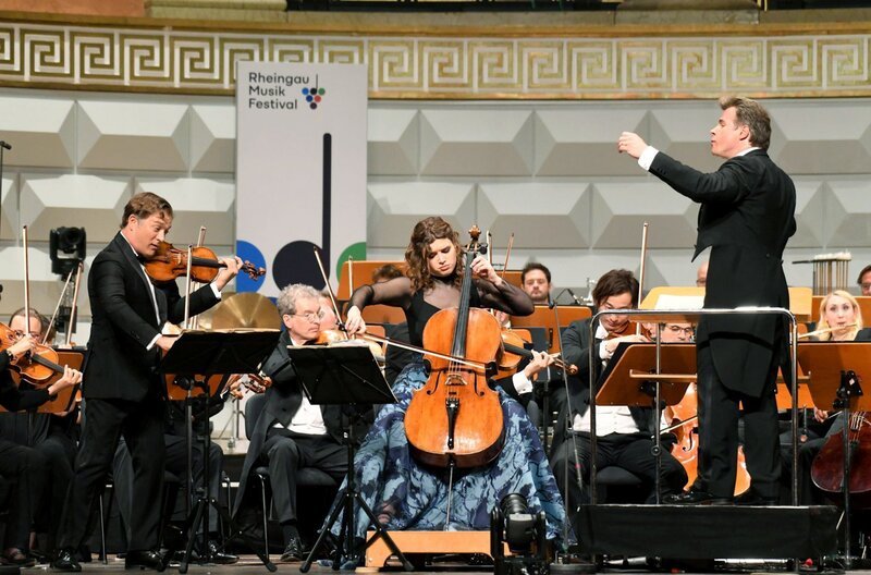 Bestens geeignet für die Interpretation von Brahms’ Doppelkonzert sind die Bamberger Symphoniker unter Jakub Hrůšas (re.) Leitung sowie Renaud Capuçon (li.) an der Geige und Julia Hagen (Mi.) am Cello. – Bild: ZDF /​ Ansgar Klostermann