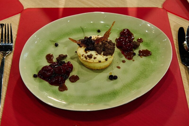 Tagesmotto „Alliterationen“: Käseküchlein mit knusprigen Kakaostreuseln, Kirschkompott, Kardamom-Karamell und Kaffee-Kaviar von Maren Janich – Bild: ZDF und Gunnar Nicolaus