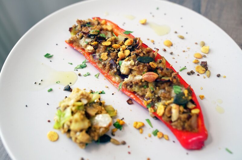 Maries orientalisch gefüllte Paprika mit Couscous und Feta. – Bild: HR