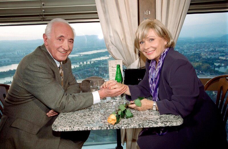 Kurt Sobotka (Hans Hubinger), Brigitte Neumeister (Frau Steinbrecher). – Bild: ORF/​Hubert Mican