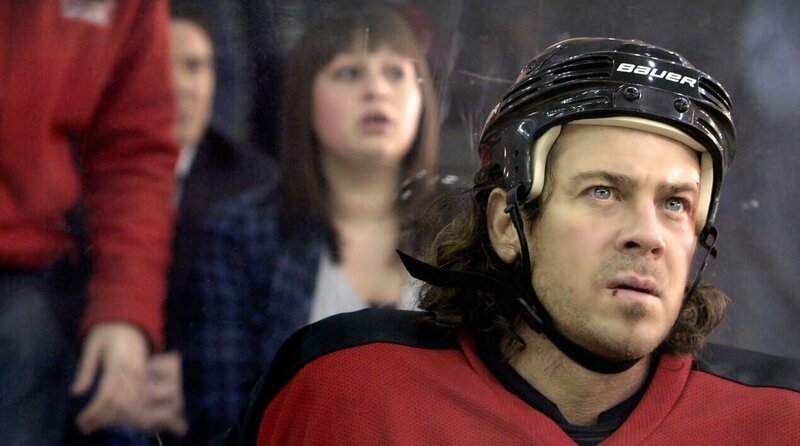 Um einen unschuldigen Eishockeyspieler zu schützen, schmuggelt sich Eliot Spencer (Christian Kane) in dessen Team. – Bild: VOXup