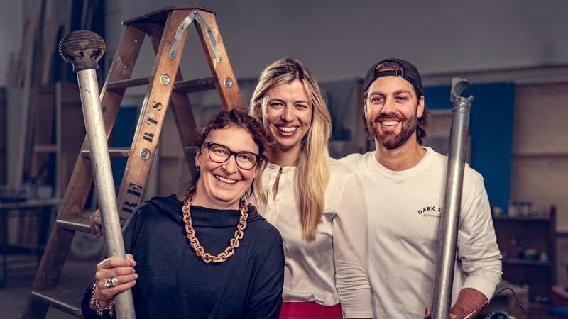 SchrottUp Staffel 1 Folge 1 Spreitenbach (AG). Mit Sonja Bantli und Fabian Bolliger v.l. Sonja Bantli (Künstlerin), Karin Bertschi (von der Entsorgungsstelle Spreitenbach), Fabian Bollinger (Künstler) 2024 – Bild: SRF/​RTS/​David Wagnières