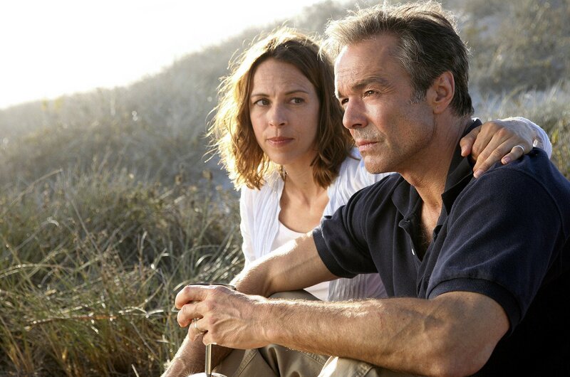 Endlich finden Hanna (Anneke Kim Sarnau) und Helmut (Hannes Jaenicke) die Kraft und die Ruhe, um über ihre Trauer zu sprechen. – Bild: PLURIMEDIA (ARD Degeto /​ Boris Guderjahn)