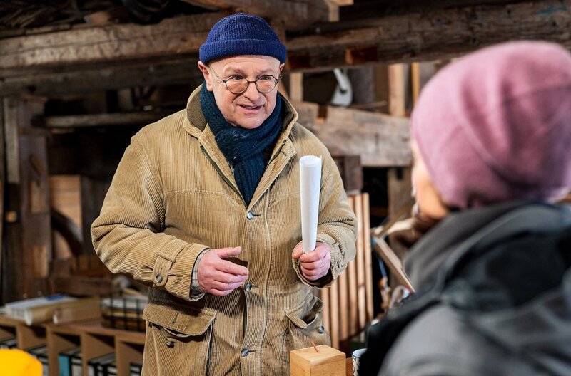 Toni (Roland Frey) freut sich, dass Sophie (Janina Flieger) wieder in der Säge arbeitet. – Bild: SWR/​Christian Koch