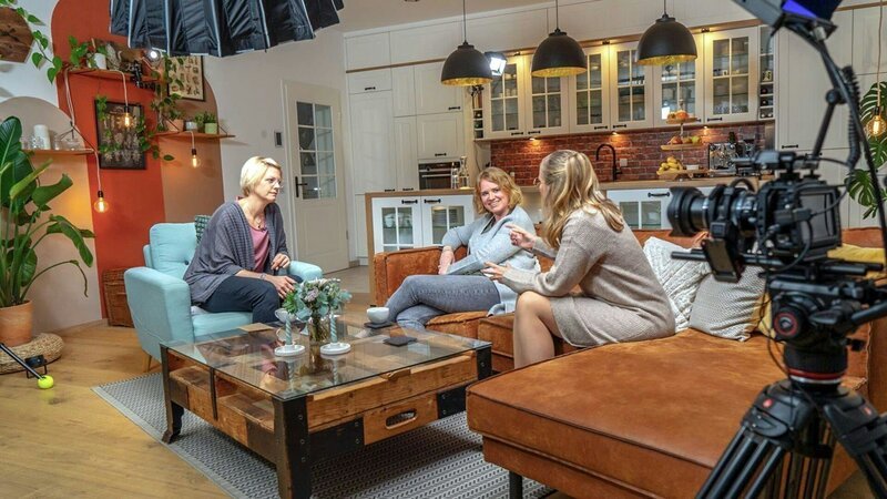 Elena Schulte, Nicole Schmidt, Georgia Mix (v.l.) – Bild: Bibel TV