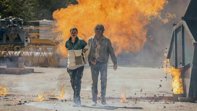 Spektakuläre Verhaftung: Arsène Junior Page als Juni, David Constantin als Bax – Bild: 3sat