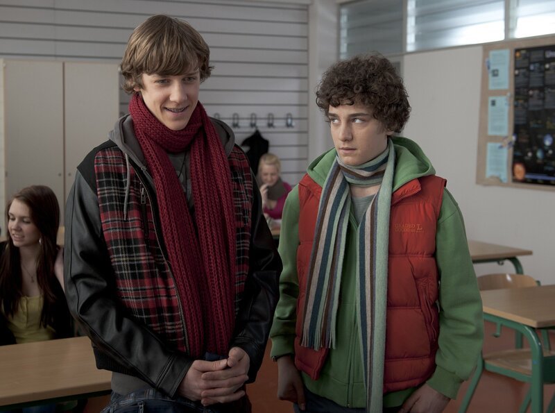 Elias (Albert Wey, li.) und Tommy (Lucas Leppert, re.) müssen beide einen Vortrag ausarbeiten. – Bild: MDR/​Anke Neugebauer