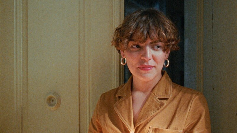 Mit einem kleinen Trick, hat es Lucy (Deniz Orta) endlich geschafft, Kontakt zu ihrem Nachbarn Anton (Merlin Rose) aufzunehmen. – Bild: MDR/​Max Rauer