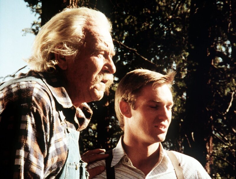 John-Boy (Richard Thomas, r.) erzählt seinem Großvater Sam (Will Geer, l.) von seiner Idee … – Bild: Sat.1 Gold