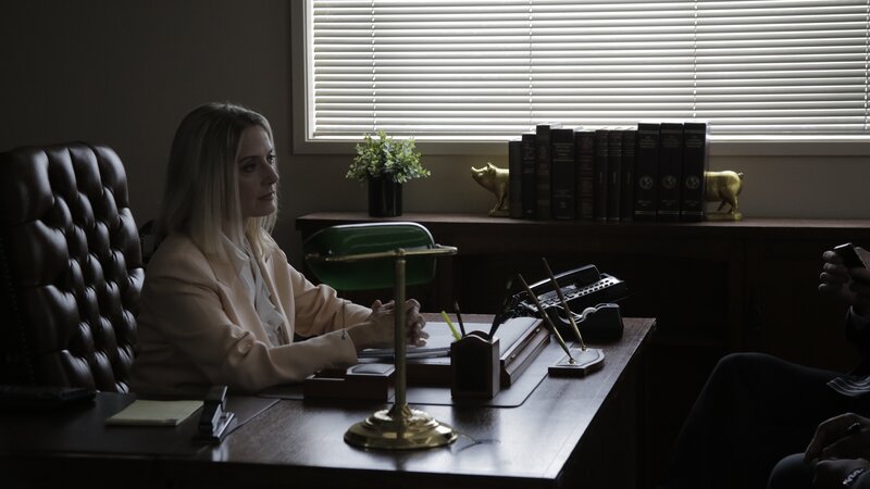 Vicki Sexton is sitting at her desk. – Bild: Discovery Communications, LLC