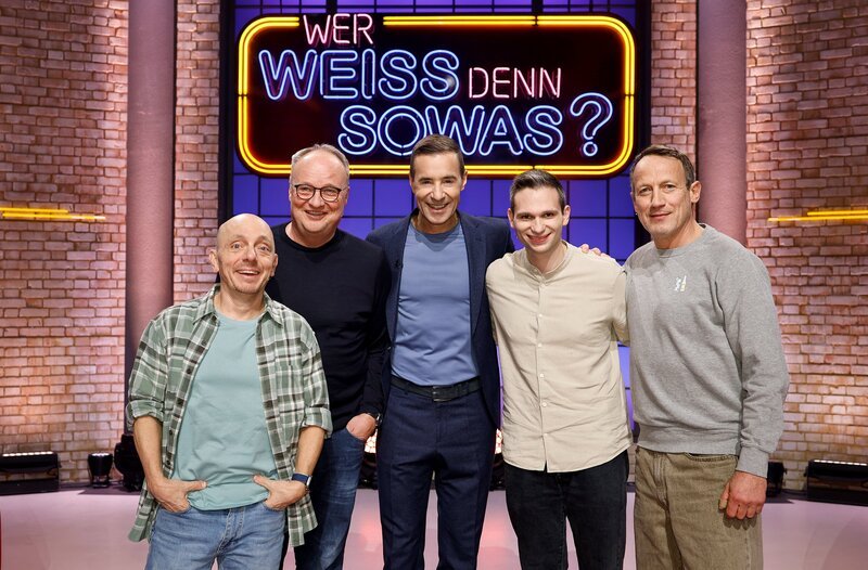 Moderator Kai Pflaume (M.) und seine Rateteam-Kapitäne Bernhard Hoëcker (l.) und Wotan Wilke Möhring (r.) begrüßen in dieser Sendung, den Satiriker, Fernsehmoderator, Journalist, Komiker und Autor Oliver Welke (2.v.l.) und den Comedy-Autor und Komiker Fabian Köster (2.v.r.). – Bild: ARD/​NDR/​UFA SHOW & FACTUAL/​Morris Mac Matzen