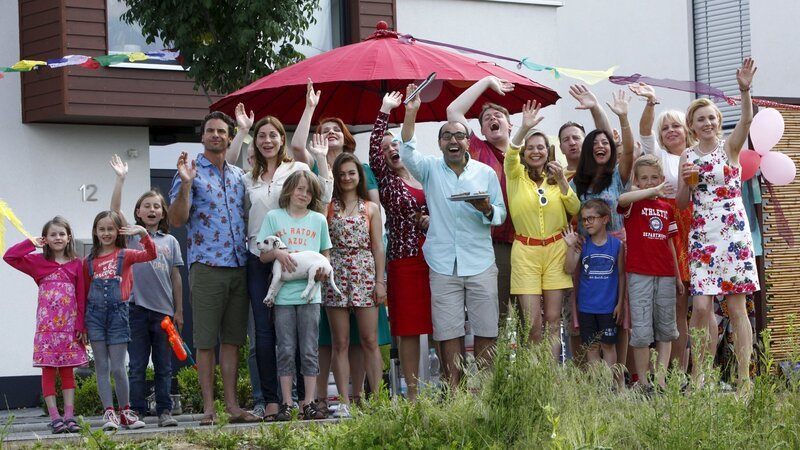 Eine glückliche Gemeinschaft: Die Börners und ihre neuen Nachbarn. – Bild: Rainer Servos