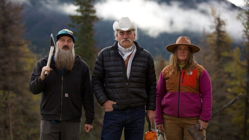 Matt Raney, Marty Raney, and Misty Bilodeau posing for a hero shot in front of a mountain and forest landscape. – Bild: Warner Bros. Discovery, Inc. or its subsidiaries and affiliates