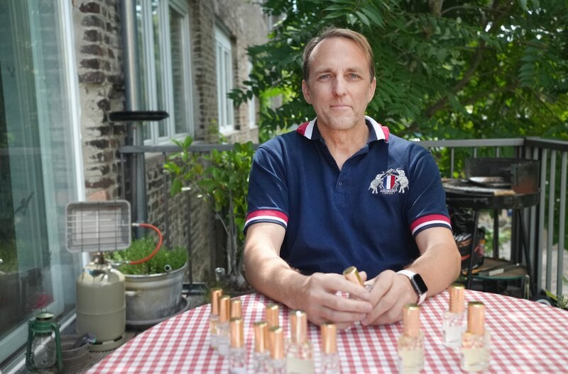 Marc vom Ende entwickelt als Parfümeur rund 1500 Düfte im Jahr – vom Parfüm bis hin zum Toilettenstein. – Bild: BR/​south & browse GmbH