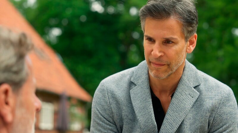 Richard (Florian Odendahl r.) will Victoria (Caroline Schreiber) vom EmKa-Thron stoßen. Ihre angeschlagene Gesundheit und ihre Finanzprobleme spielen ihm in die Karten. – Bild: NDR