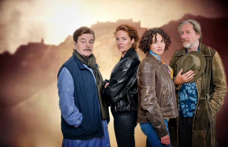 (v.li.): Alfons Seywald (Erwin Steinhauer), Lu Frey (Patricia Aulitzky), Irene Russmeyer (Fanny Krausz), Hubert Mur (Michael Fitz). – Bild: ORF/​Satel Film/​J. Landsiedl/​Neumayr/​C. Leopold