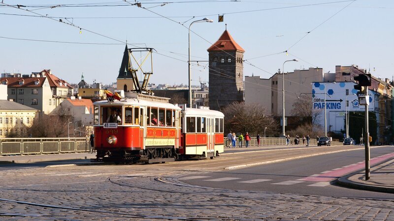 Vom Nahverkehrsmuseum Střešovice starten regelmäßig am Wochenende in der Sommersaison historische Straßenbahnen. Das nostalgische Fahrzeug-Ambiente und der Blick auf das historische Prag mit seiner wunderschönen Architektur sollte sich niemand entgehen lassen. – Bild: ZDF und SWR