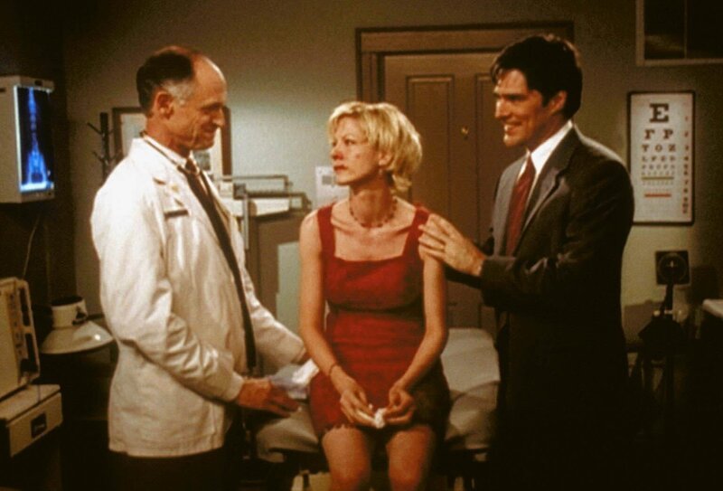 Dharma (Jenna Elfman, Mi.) ist durch die vielen Lügen im Wahlkampf so angegriffen, dass Greg (Thomas Gibson, re.) mit ihr zum Arzt geht. – Bild: PR7; ProSieben Media AG