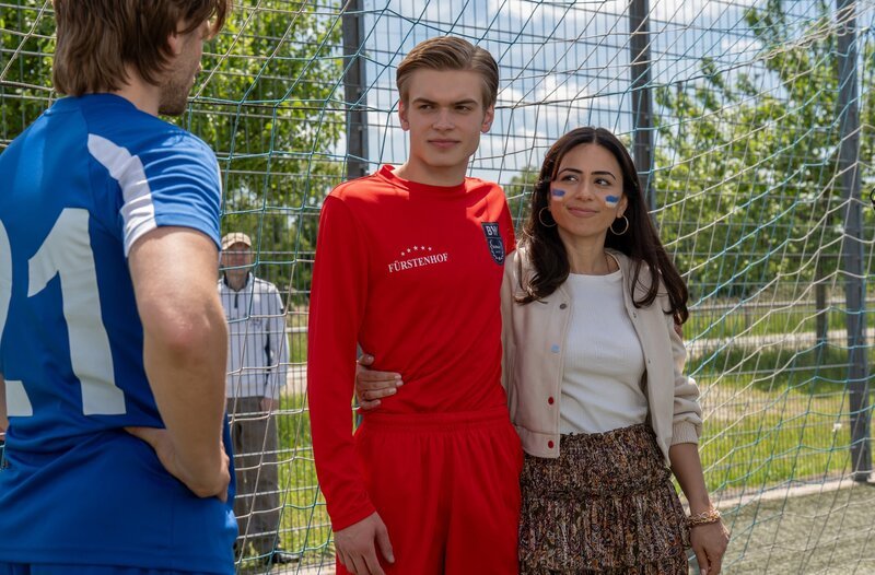 Leo (Aurel Klug, M.) muss sich anstrengen, damit Ben (Kevin Knobloch, l.) ihm Lale (Yeliz Simsek, r.) als neue Freundin abkauft. – Bild: ORF/​ARD/​Thomas Neumeier