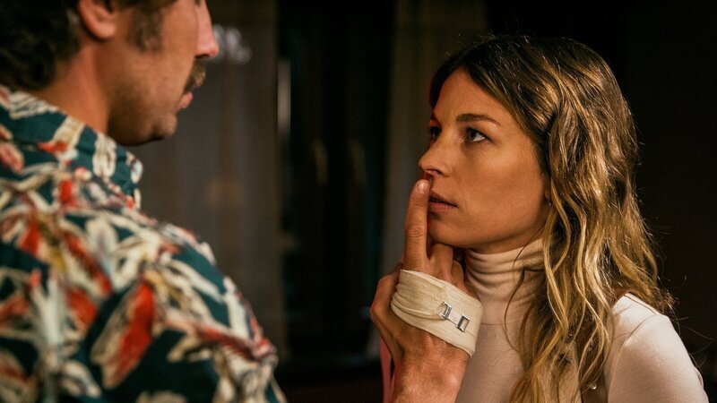 Wie wickelt man eine Bundespolizistin um den Finger? David Constantin als Bax, Anna Rossinelli als Annette – Bild: 3sat