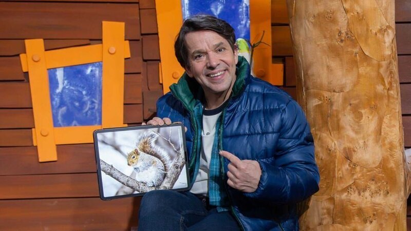 Juri verrät clevere Tricks von Tieren und wie sie es schaffen, sich im Winter warm zu halten. – Bild: KiKA