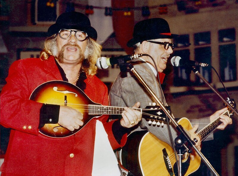 Das Colonia-Duett gehörte seit 1974 zu den Spitzenkräften des Kölner Karnevals. Wenn Hans Süper (links) und Hans Zimmermann die Bühne betraten, waren die Zuschauer gespannt, welche Späße die beiden bringen würden. Nie war ein Auftritt wie der andere. – Bild: WDR/Eberhard Aug Das Colonia-Duett gehörte seit 1974 zu den Spitzenkräften des Kölner Karnevals. Wenn Hans Süper (links) und Hans Zimmermann die Bühne betraten, waren die Zuschauer gespannt, welche Späße die beiden bringen würden. Nie war ein Auftritt wie der andere. – Bild: WDR/Eberhard Aug