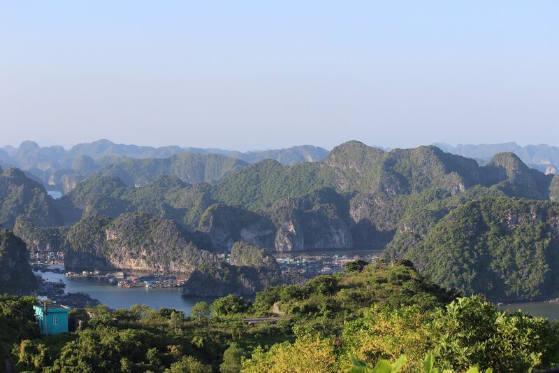 Vis schwimmendes Dorf in der Halongbucht in Nordvietnam. – Bild: rbb/​Wolfgang Rebernik