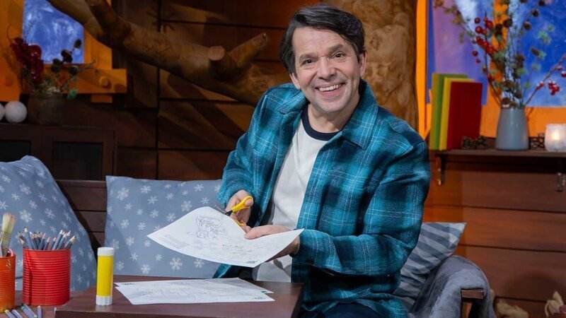 Es ist MACH-MiT!-Woche im Baumhaus und Juri zeigt die Bastelvorlage für bunte Winter-Fensterbilder. – Bild: KiKA