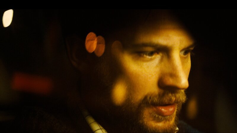 Ivan Locke (Tom Hardy) unter Druck: Sein Geschäftspartner geht ihn hart an. – Bild: NDR/​Wild Bunch Germany