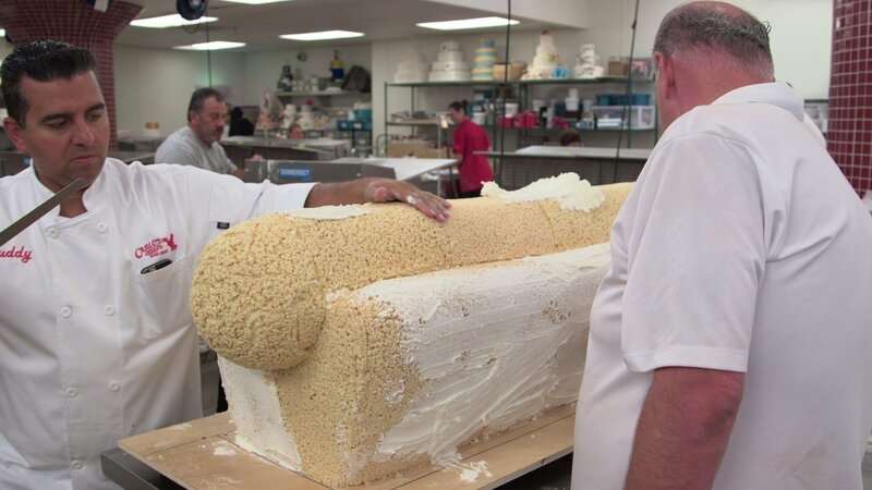 Buddy Valastro and Mauro work on the hot dog cake. – Bild: High Noon Entertainment