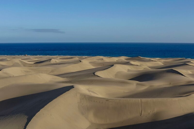 Die Dünenlandschaft Maspalomas erstreckt sich bis zum Meer. – Bild: ZDF und arte
