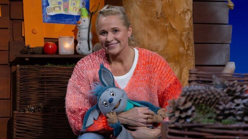 Fidi ist froh, dass Singa die einzige ist, die sie kennt, die keinen Winterschlaf macht. Singa weiß nicht, wie sich Winterschlaf anfühlt, also probieren die beiden es aus. – Bild: KiKA