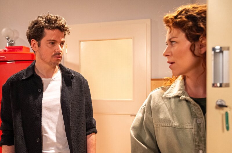 Kilian (Anthony Paul, l.) fällt es schwer, mit Fannys (Johanna Graen, r.) Reserviertheit klarzukommen. – Bild: ORF/​ARD/​Thomas Neumeier