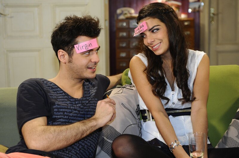 Die WG feiert Jasmins (Lilli Hollunder, r.) Schneiderküste. Maik (Sebastian König, l.) ist vor allem froh, dass Virgin nichts von dem Schwindel bemerkt hat. – Bild: SAT.1 /​ Oliver Ziebe